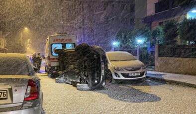 Kartal’da kontrolsüz otomobil park halindeki araca vurup yan döndü