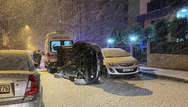 Kartal’da kontrolsüz otomobil park halindeki araca vurup yan döndü