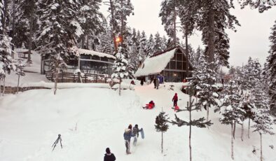 Kastamonu’da çocuklara karne hediyesi olarak kayak pisti yaptı