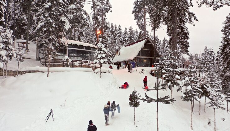 Kastamonu’da çocuklara karne hediyesi olarak kayak pisti yaptı