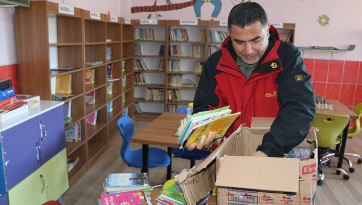 Kaybettikleri arkadaşları anısına kırsaldaki okula kütüphane kazandırdılar