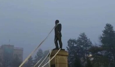 Kazakistan’da protestocular Nazarbayev’in heykelini yıkmaya çalıştı