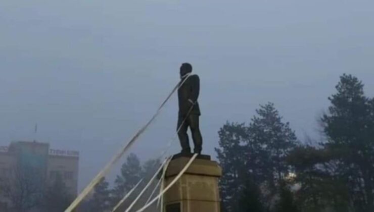 Kazakistan’da protestocular Nazarbayev’in heykelini yıkmaya çalıştı