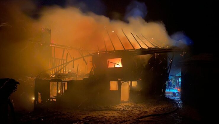 Kütahya’da yanan evi kar topu ile söndürmeye çalıştılar