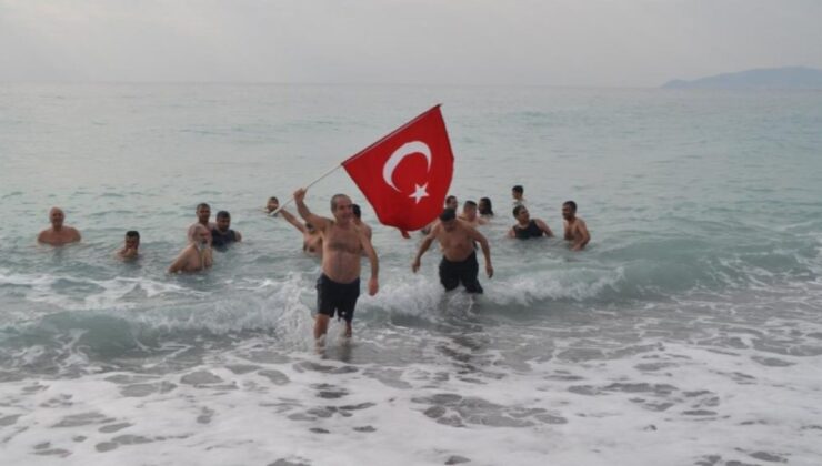 Mersin’de çevreci grubun yılın ilk günü denize girme geleneği