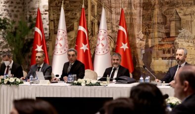 Nureddin Nebati, ekonomist ve akademisyenlerle bir araya geldi