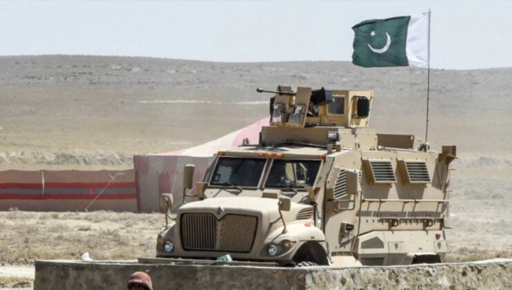 Pakistan’da askeri kampa saldırı: 10 ölü