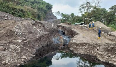 Patlayan boru hattı yüzünden oluşan petrol sızıntısı, Amazon ormanlarına yayıldı