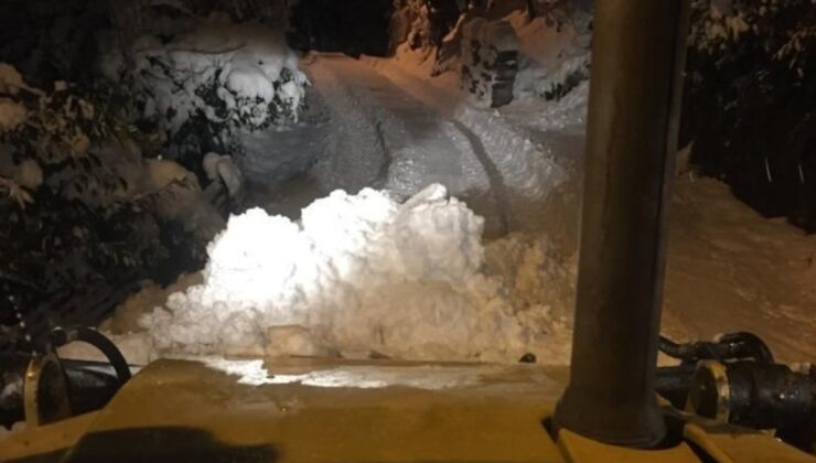 Rize’de karlı yolda kalan ambulansın imdadına Özel İdare ekipleri yetişti