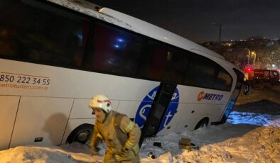 Sancaktepe’de yolcu otobüsü yan yattı