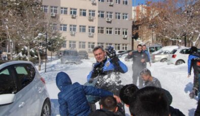 Şırnak’ta karnelerini alan öğrenciler, polislerle kartopu oynadı
