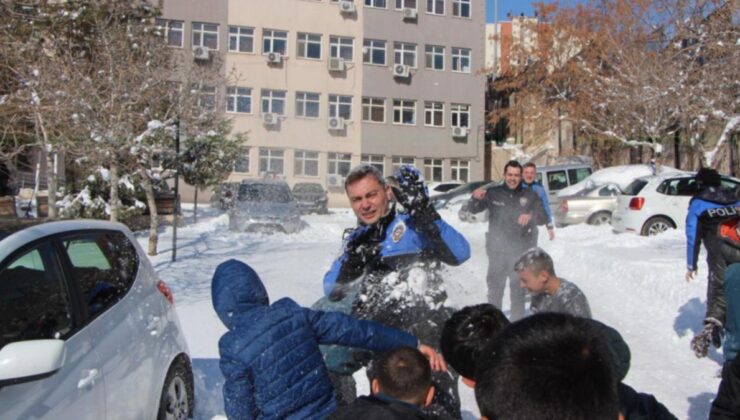 Şırnak’ta karnelerini alan öğrenciler, polislerle kartopu oynadı