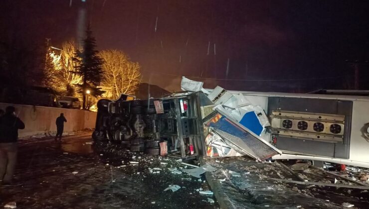 Sivas’ta yolcu otobüsü, kaza yapan tıra çarpıp devrildi: 15  yaralı