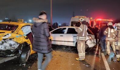 TEM Otoyolu’nda 7 araç birbirine girdi: 4 yaralı