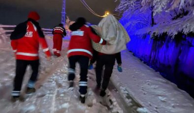 Trabzon’da hasta çocuğu sırtında taşıyan hemşire