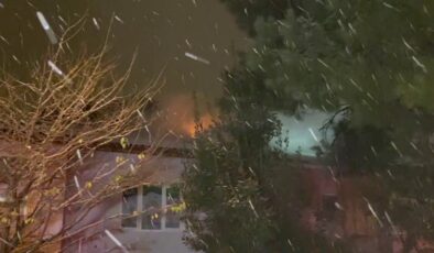 Üsküdar’da ısınmak için girdikleri evin çatısını yaktılar