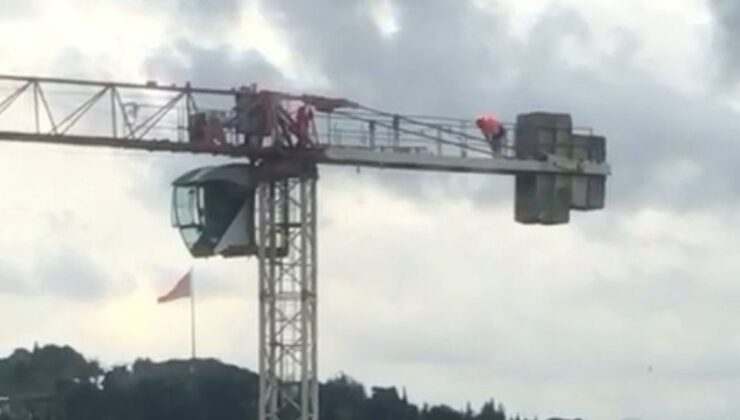 Üsküdar’da vincin üstünde namaz kıldı