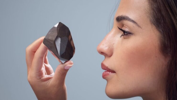 Uzaydan geldiğine inanılan 555.55 karatlık siyah pırlanta satışa çıkıyor