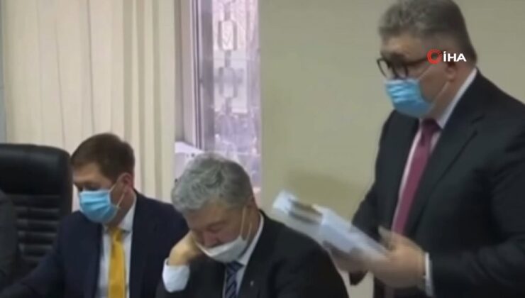 Vatana ihanetten yargılanan Poroşenko, mahkemede uyukladı