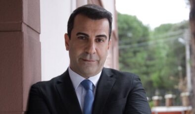 8 gün önce baba olan Emre Karayel, bugün babasını defnetti