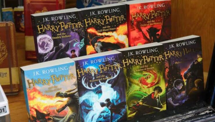 ABD’de bir papaz, Harry Potter ve Twilight kitaplarını yaktırdı