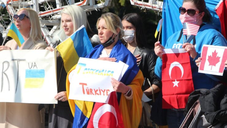 Adana’da Ukraynalılar, Rusya’yı protesto etti