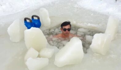 Amanoslar’da buzlu suya giren vatandaş, hedefini açıkladı