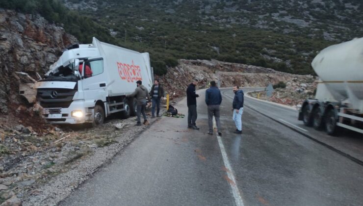 Antalya’da kamyon kayalığa çarptı: 1 ölü