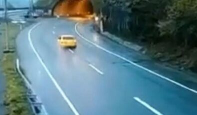 Artvin’de taksi sürücüsü, yamaçtan kopan kayalardan kıl payı kurtuldu