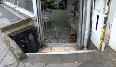 Bağcılar’da sayaçları çalınan iş yerini su bastı