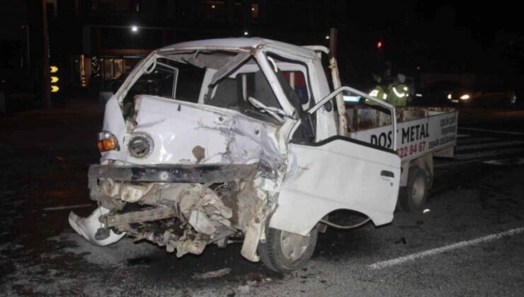 Balıkesir’de kamyonet, kırmızı ışıkta bekleyen araçlara çarptı: 1 ölü 6 yaralı
