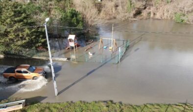 Beykoz’da taşan dere, çocuk parkını sular altında bıraktı
