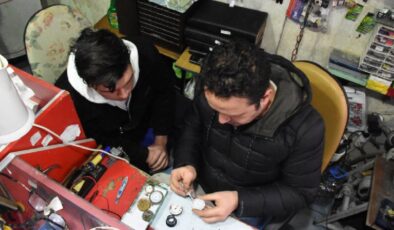 Bilecik’te 3 kuşaktır saat tamir eden aile