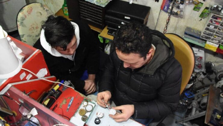 Bilecik’te 3 kuşaktır saat tamir eden aile