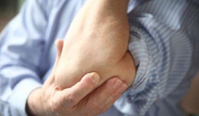 Bu acıyı bilmeyen yok! Dirseğimizi çarptığımızda neden elektrik çarpmış gibi hissederiz?