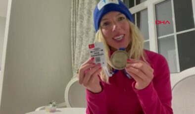 Buz yüzmede Deniz Kayadelen Dünya Şampiyonu