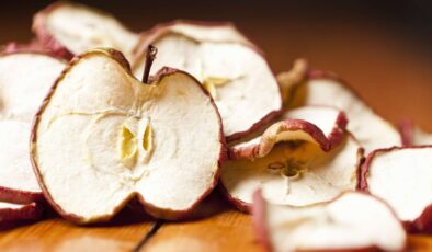 Elma kabukları nasıl kurutulur? Öğrenen bir daha çöpe atmıyor…