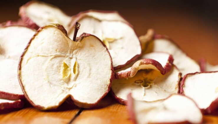 Elma kabukları nasıl kurutulur? Öğrenen bir daha çöpe atmıyor…