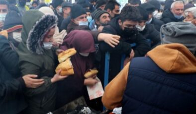 Erzincan’da ücretsiz sucuk ekmek izdihamı