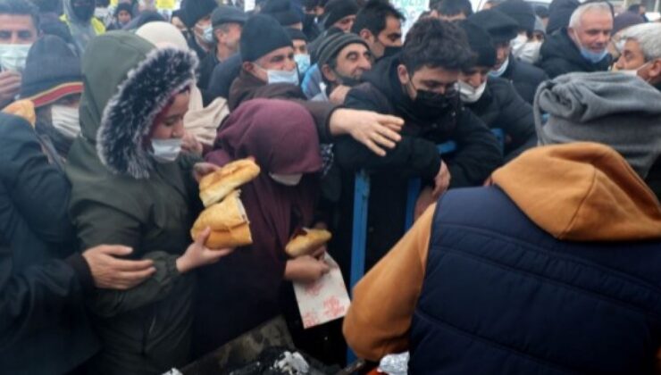 Erzincan’da ücretsiz sucuk ekmek izdihamı