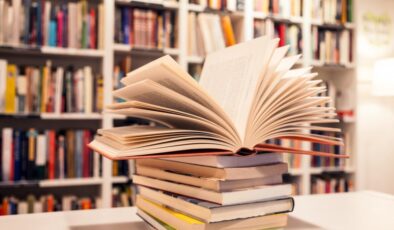 Gerçeğe dayanan edebi eserleri okumayı seviyoruz