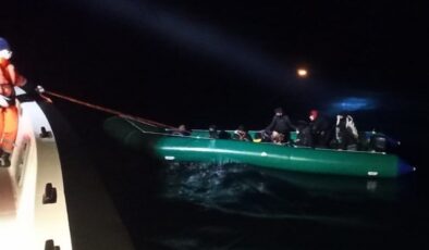 İzmir açıklarında 17 kaçak göçmen kurtarıldı