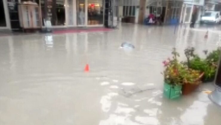 İzmir’de yağış sonrası iş yerlerini su bastı