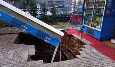 Kadıköy’de telefonla konuşurken çukura düştü