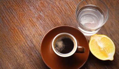 Kahvenin içerisine limon atmanın mucizevi faydaları