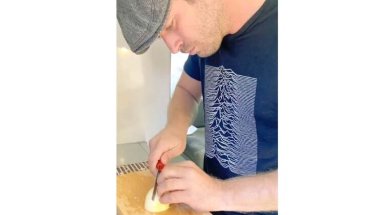 Kıvanç Tatlıtuğ menemeni soğanlı tercih ediyor