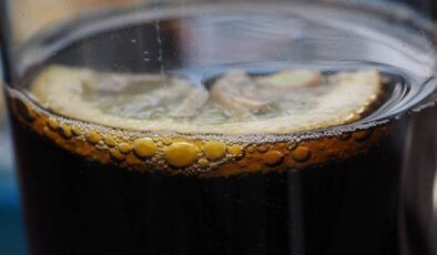 Kola isteyen çocukların gönlünü bu tarifle kapın! Maden suyu ve pekmez karışımı…