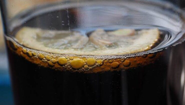 Kola isteyen çocukların gönlünü bu tarifle kapın! Maden suyu ve pekmez karışımı…