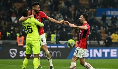 Milan, derbide Giroud ile geriden gelerek Inter’i mağlup etti