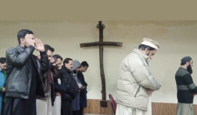 Pakistan’da öldürülen papaz için kilisede namaz kıldılar